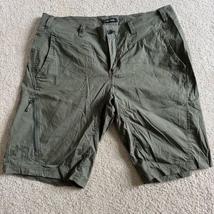 Arc’teryx Men’s Parapet Shorts Green Size 36